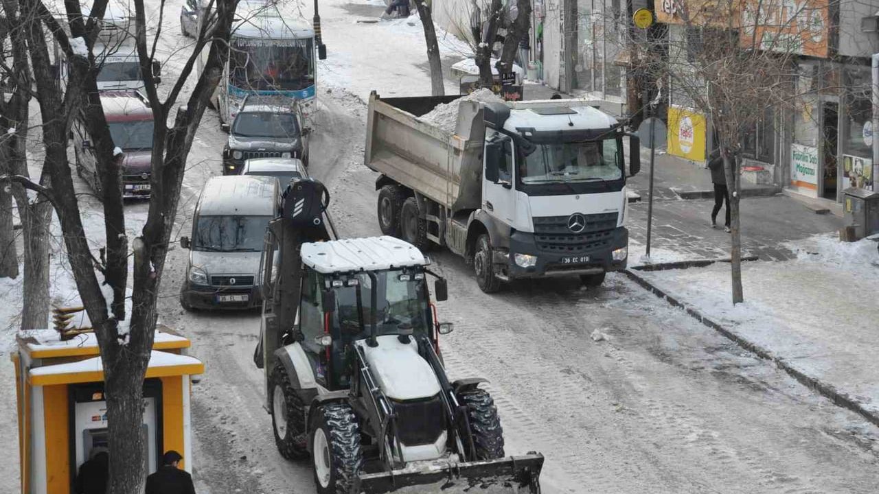 Kars Belediyesi'nden Kar Temizleme Çalışmaları