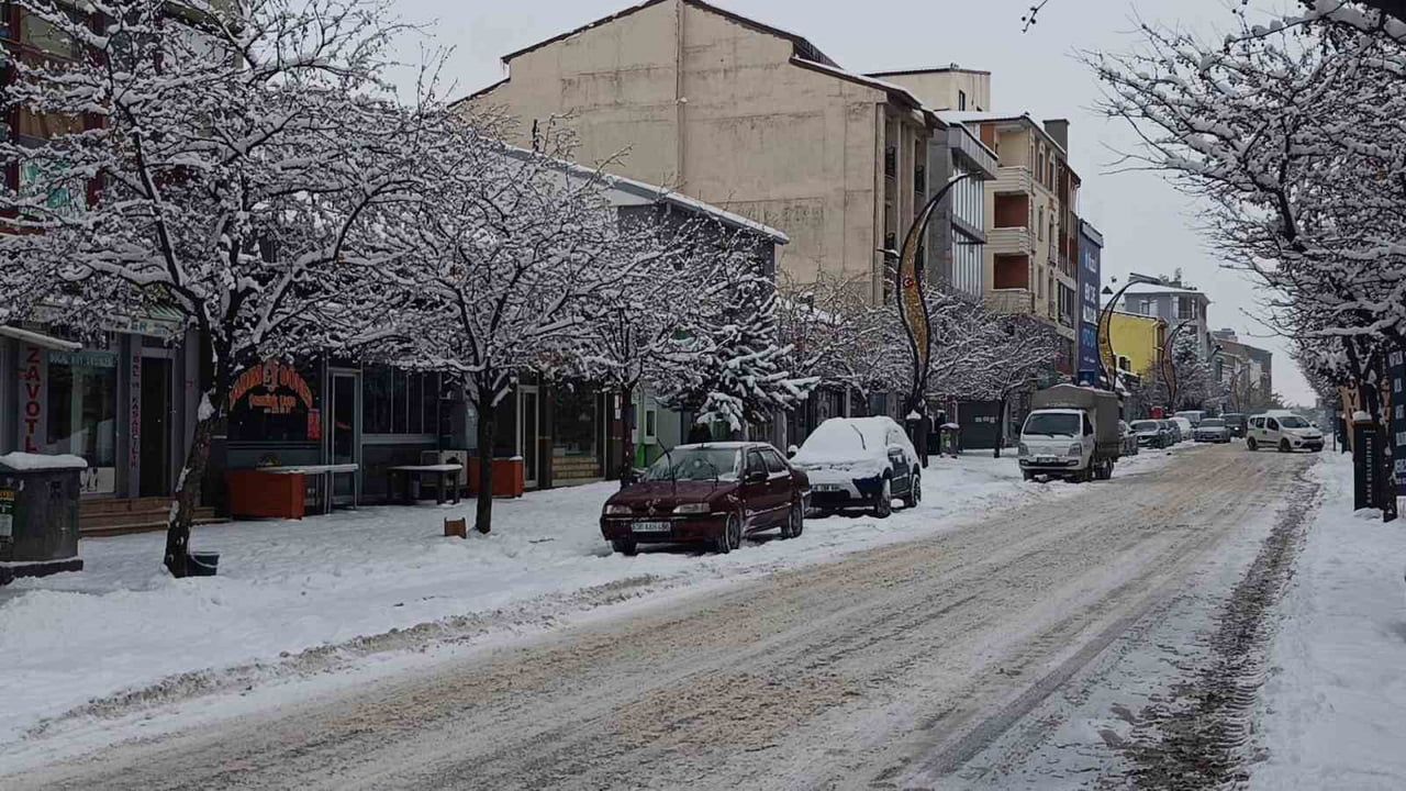 Kars'ın Beyaz Gelinliği: Kar Yağışı Şehri Sarhoş Etti