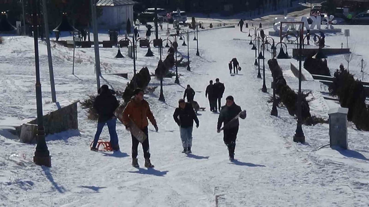 Kars Kalesi'nde Kızaklı Kar Eğlencesi