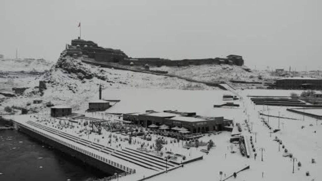 Kars Kenti Beyaza Büründü: Tarihi Yapılar Kartpostallık Görüntüler Sundun