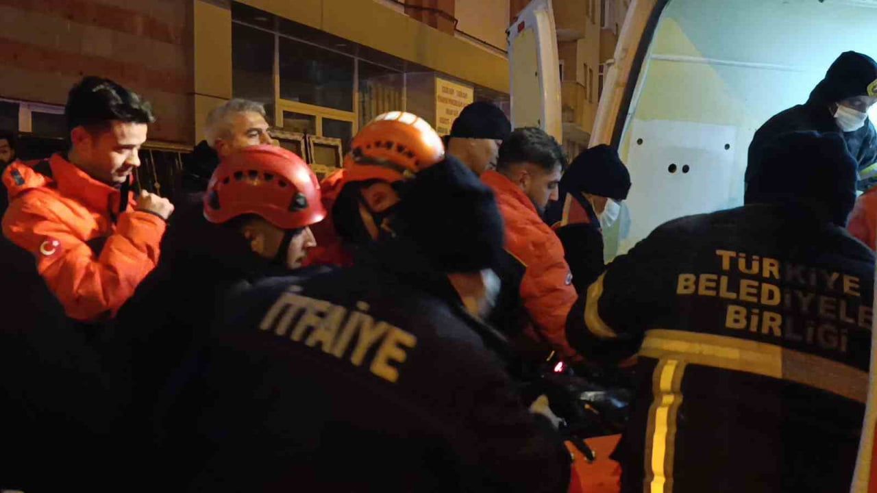 Kars'ta Asansör Boşluğuna Düşen Genç Hayatını Kaybetti