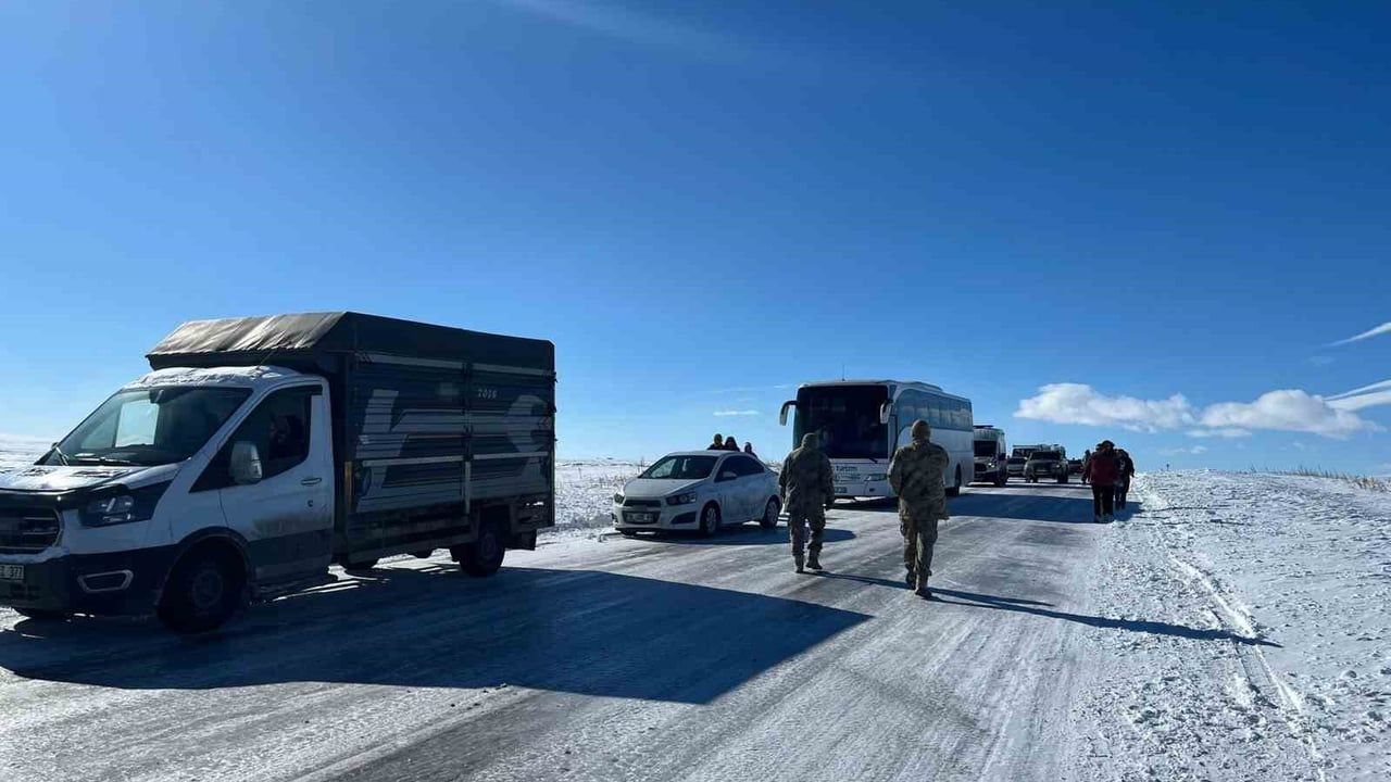 Kars'ta Buz Pistine Dönüşen Yolda Araçlar Mahsur Kaldı