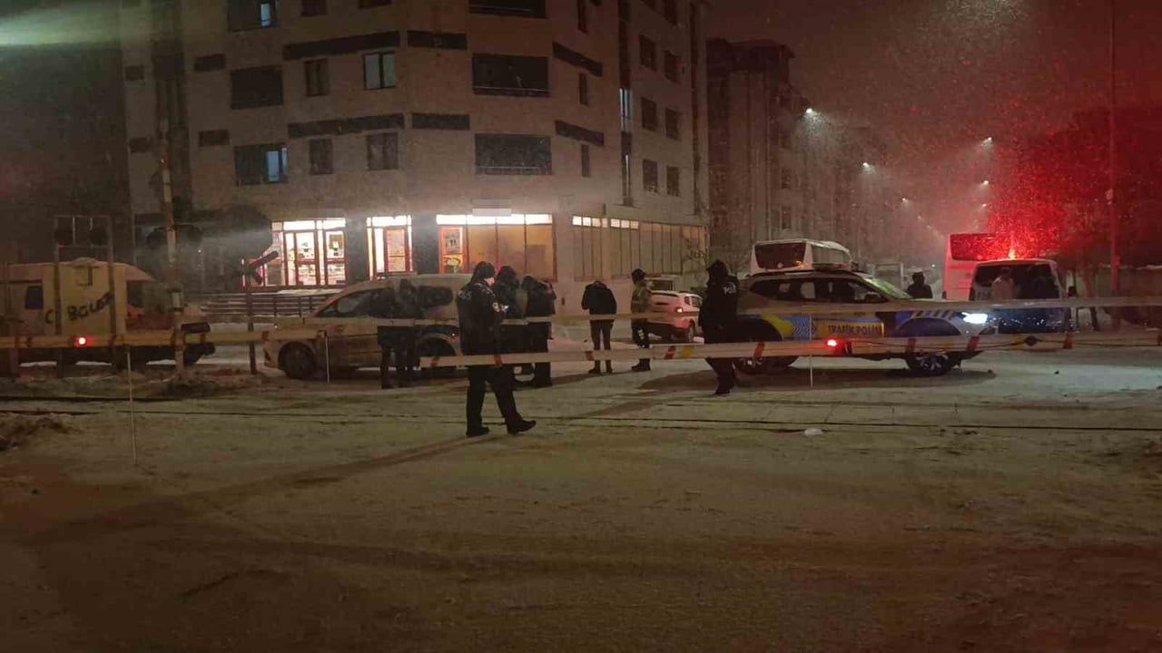 Kars'ta Hemzemin Geçitte Lokomotif Çarpması: 16 Yaşındaki Çocuk Yaralandı