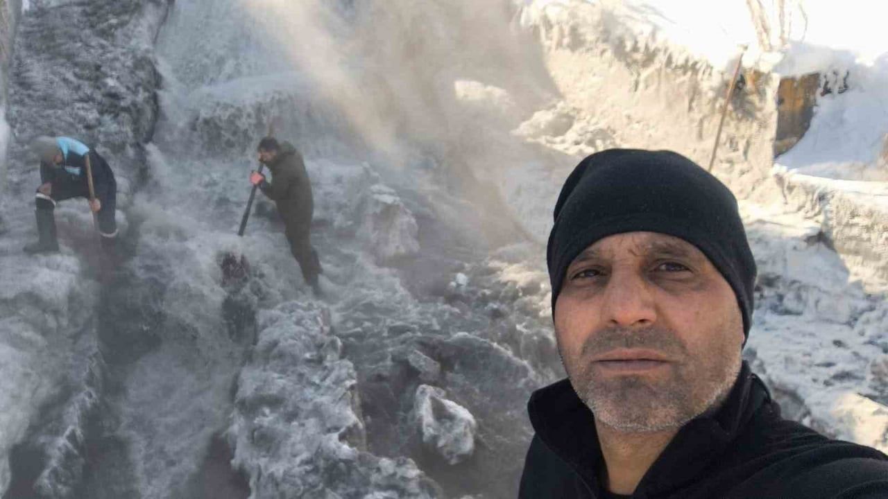 Kars'ta HES İşçileri Eksi 30 Derecede Buz Kırma Mesaisi Yapıyor