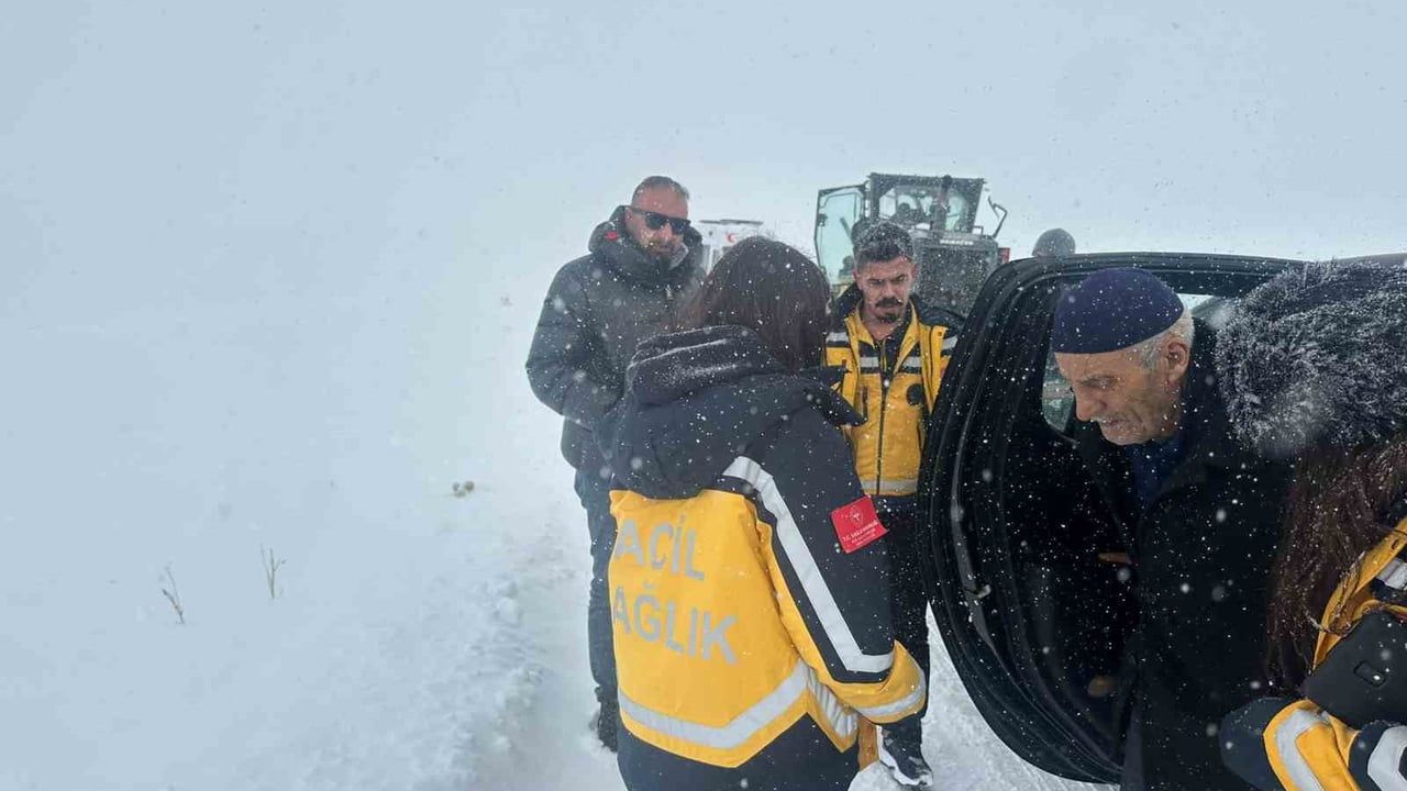 Kars'ta Kar Mağduriyeti: Ambulanslar Kurtarıldı