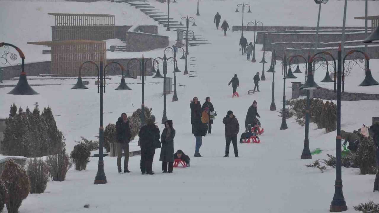 Kars'ta Kar Yağışı Eğlenceye Dönüşüyor