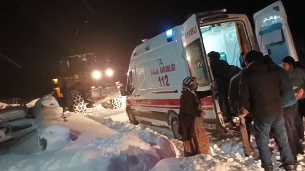 Kars'ta Karlı Yolları Aşarak Hasta Kadına Yardım