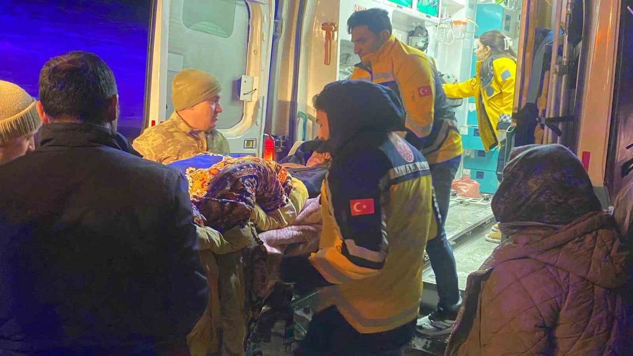 Kars'ta Mehmetçik, Zor Hava Koşullarında Hastaya Yardım Etti