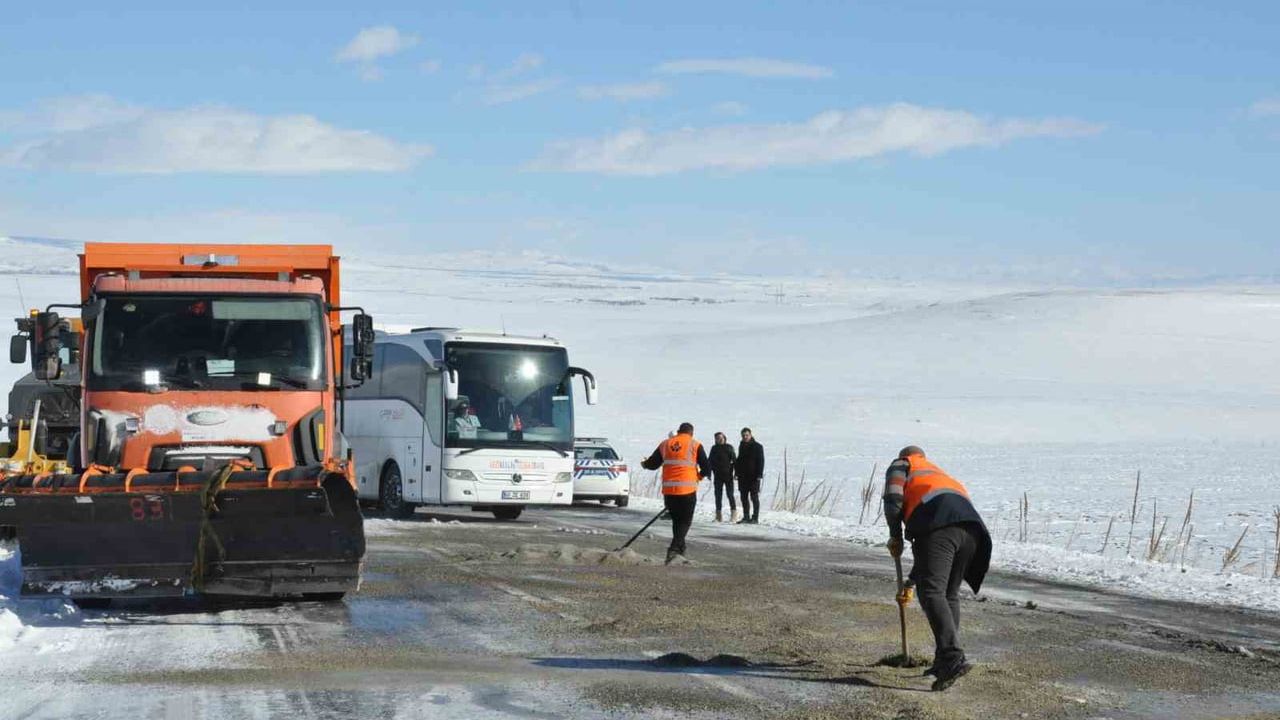 Kars’ta Tır Kaymasıyla Kapanan Karayolu Yeniden Açıldı