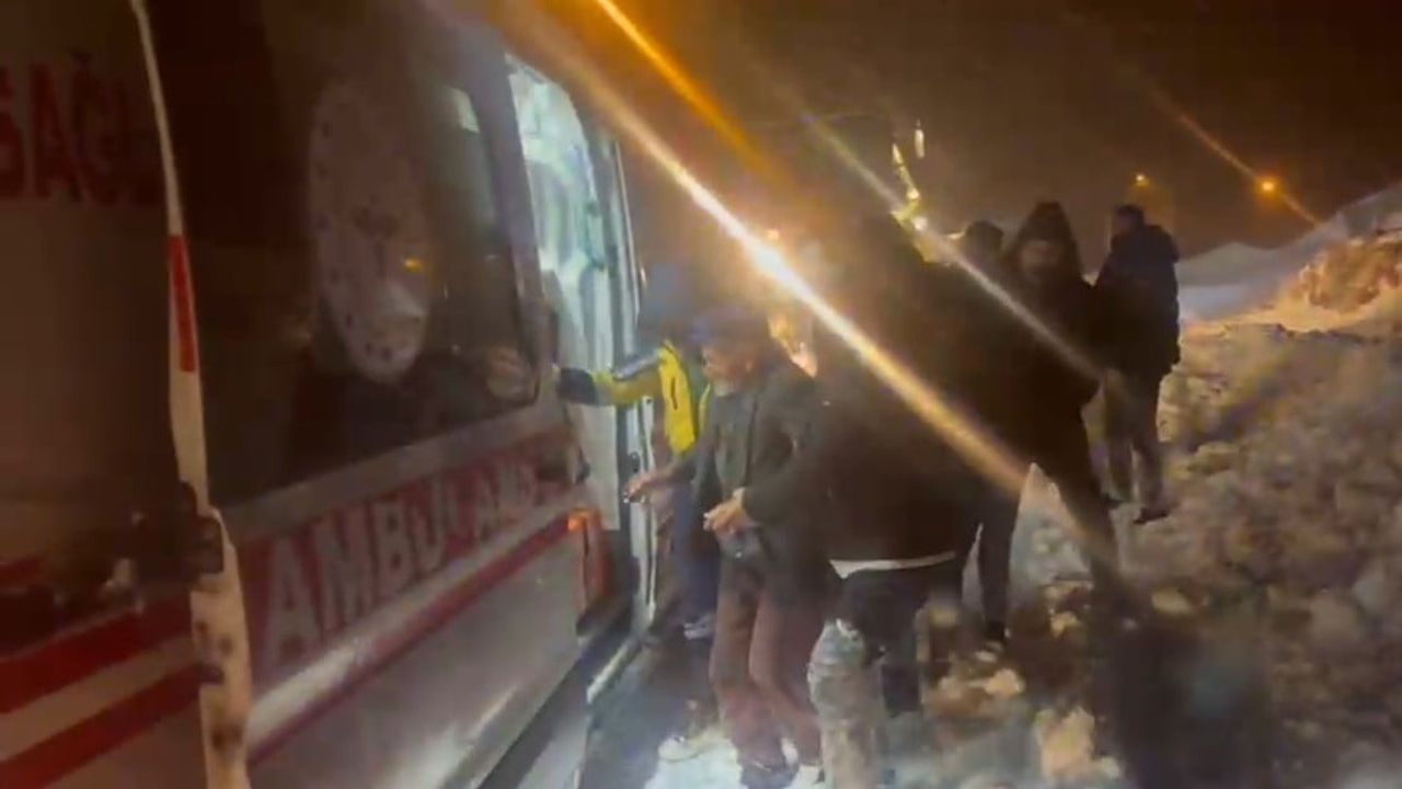 Kars'ta Yoğun Kar Koşullarında Hasta Vatandaşa Ulaşım Mücadelesi