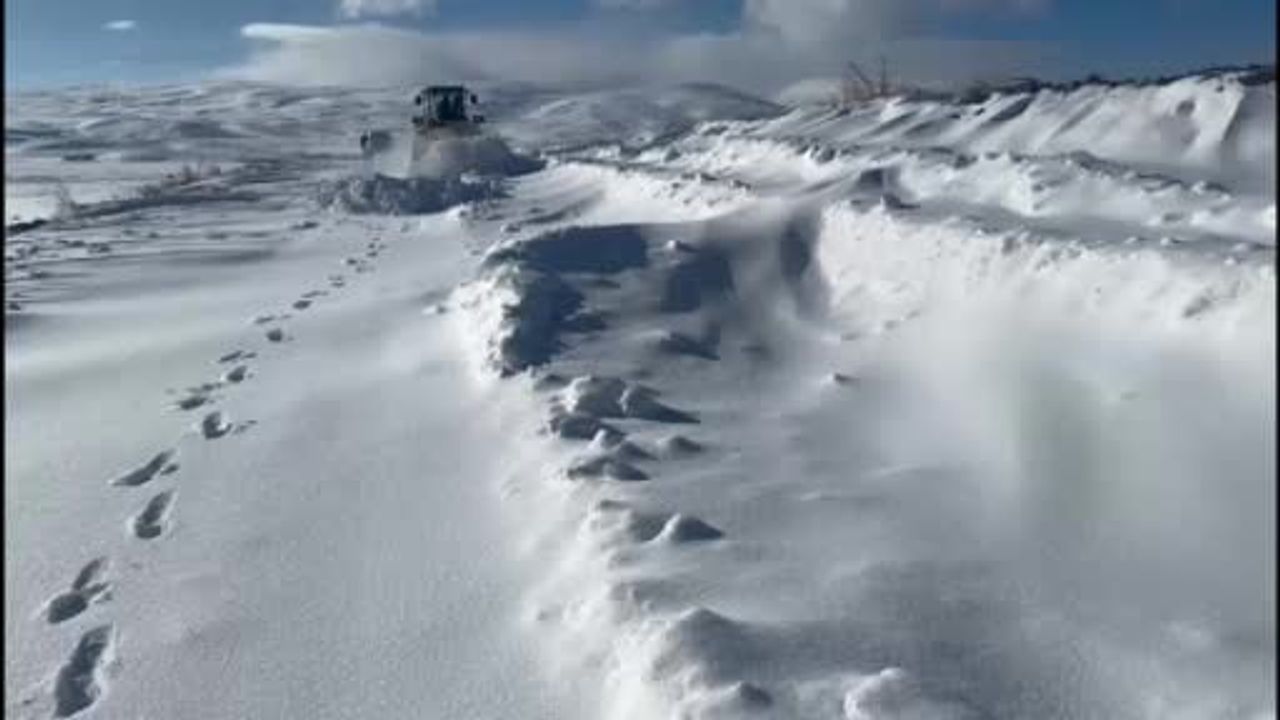 Kars'ta Yoğun Kar Yağışı 11 Köy Yolunu Ulaşıma Kapattı