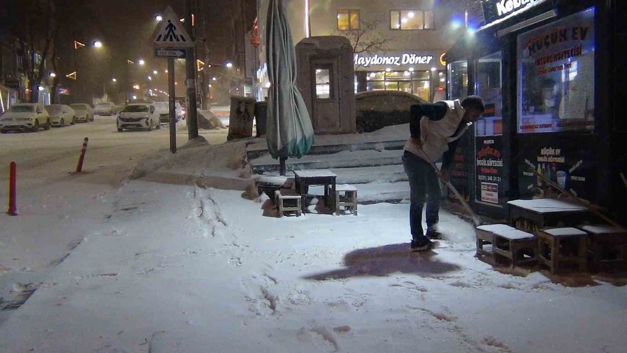 Kars’ta Yoğun Kar Yağışı ve Şiddetli Tipi Ulaşımı Engelledi
