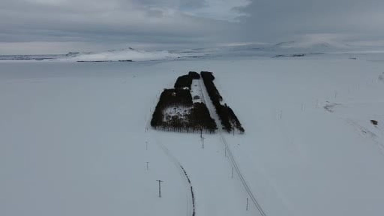 Kars'taki Benliahmet İstasyonu'nda Büyüleyici Kış Manzarası