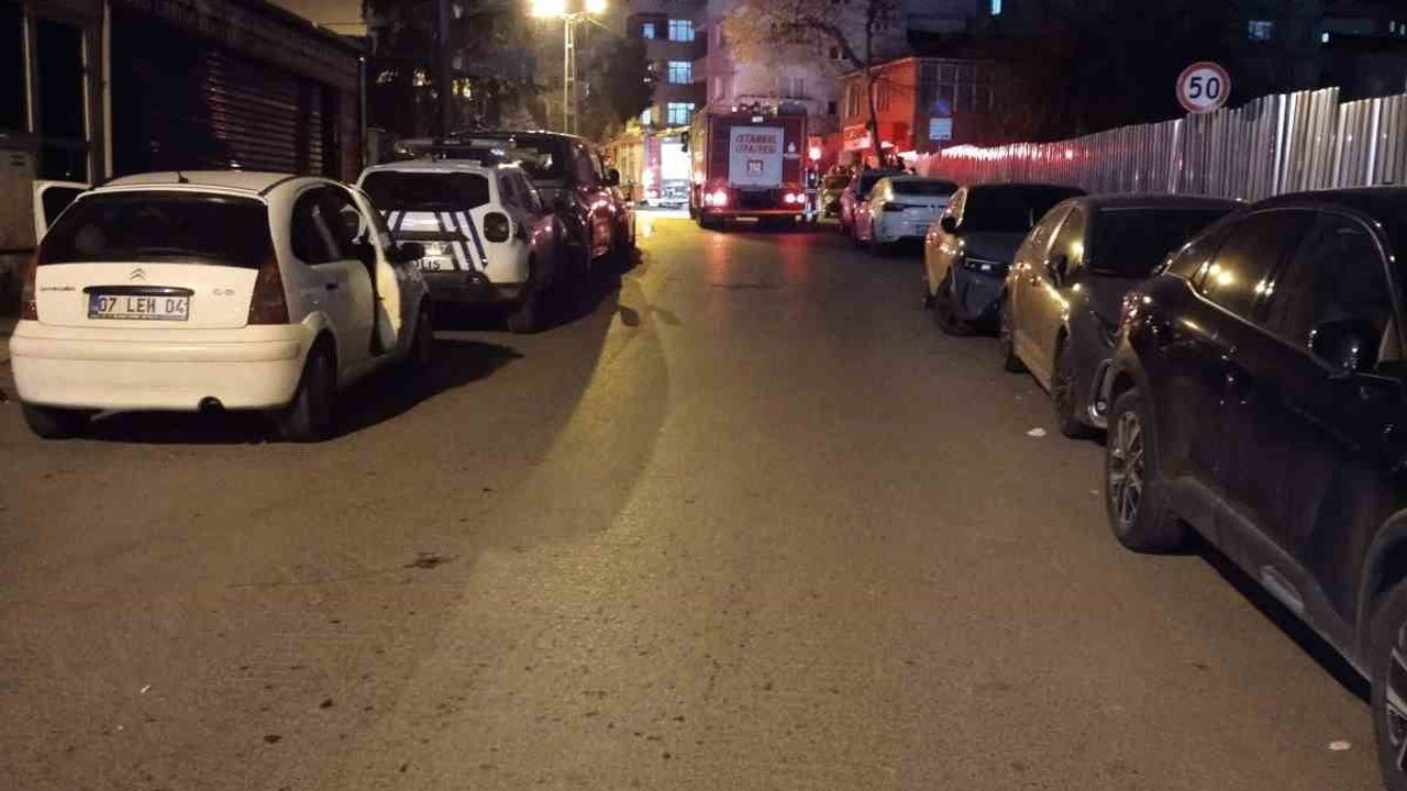 Kartal'da 5 Katlı Binanın Çatısında Yangın