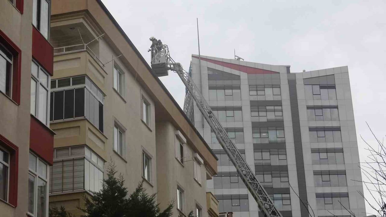 Kartal'da Çatı Katında Yangın Çıktı