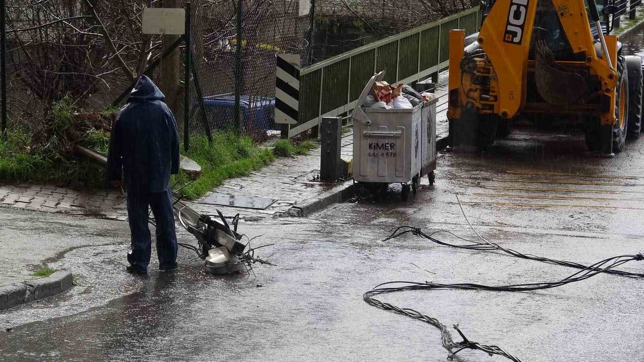 Kartal’da Hafriyat Kamyonu Elektrik Tellerine Çarptı