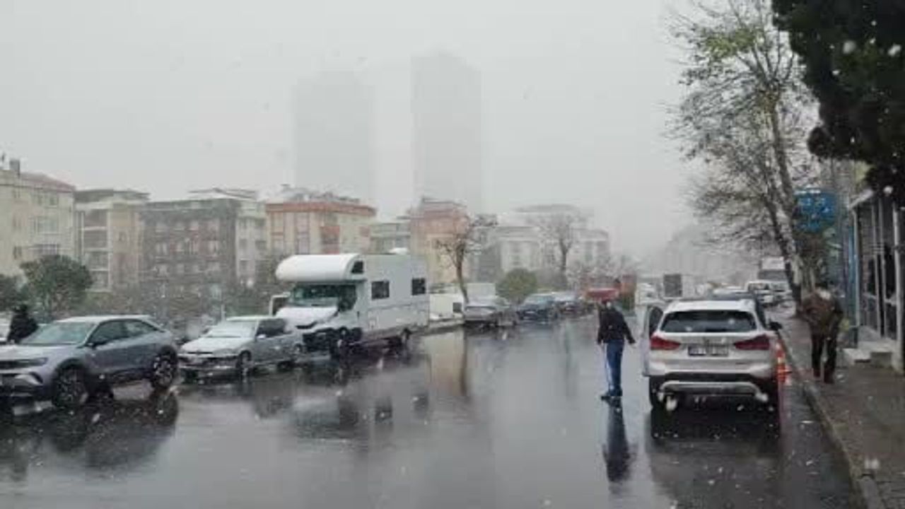 Kartal'da Kısa Süreli Kar Yağışı Etkili Oldu