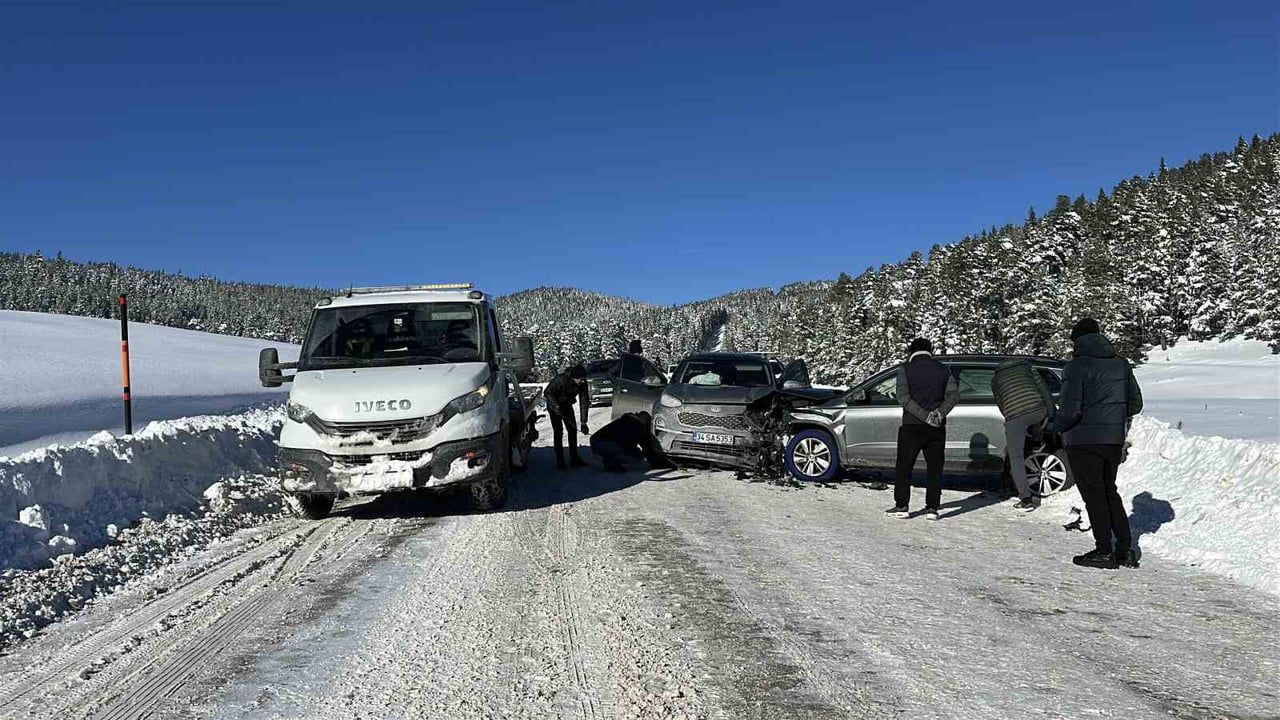 Kartalkaya Yolunda İki Cip Kafa Kafaya Çarpıştı