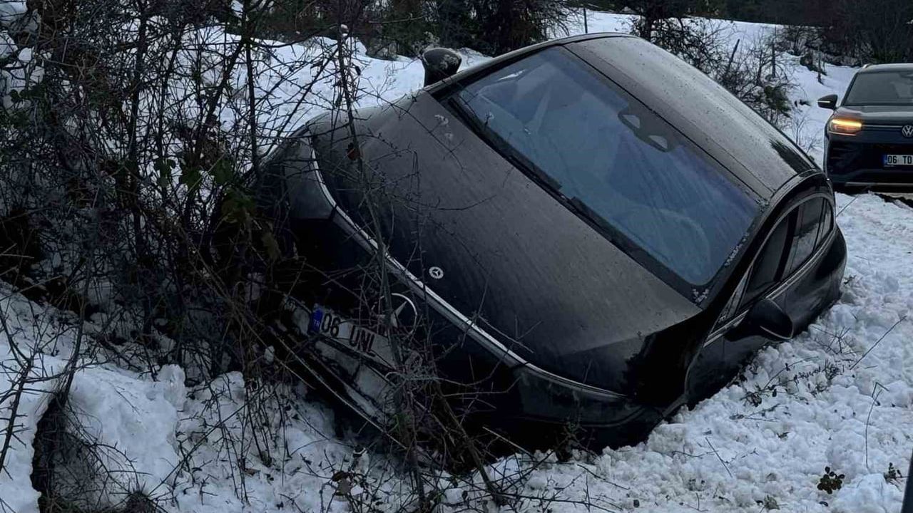 Kartalkaya Yolunda Lüks Araç Kar Saplandı