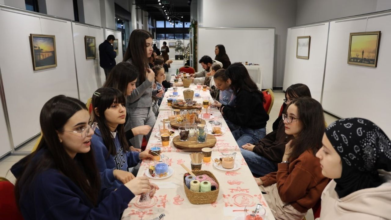 Kartepe'de Çocuklar İçin Eğlenceli Mum Yapım Atölyesi