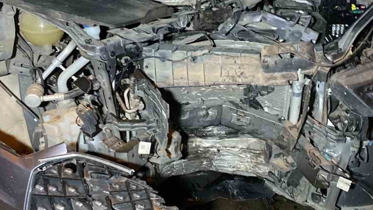 Kartepe'de Direğe Çarpan Araç Hurdaya Döndü, Bir Yaralı