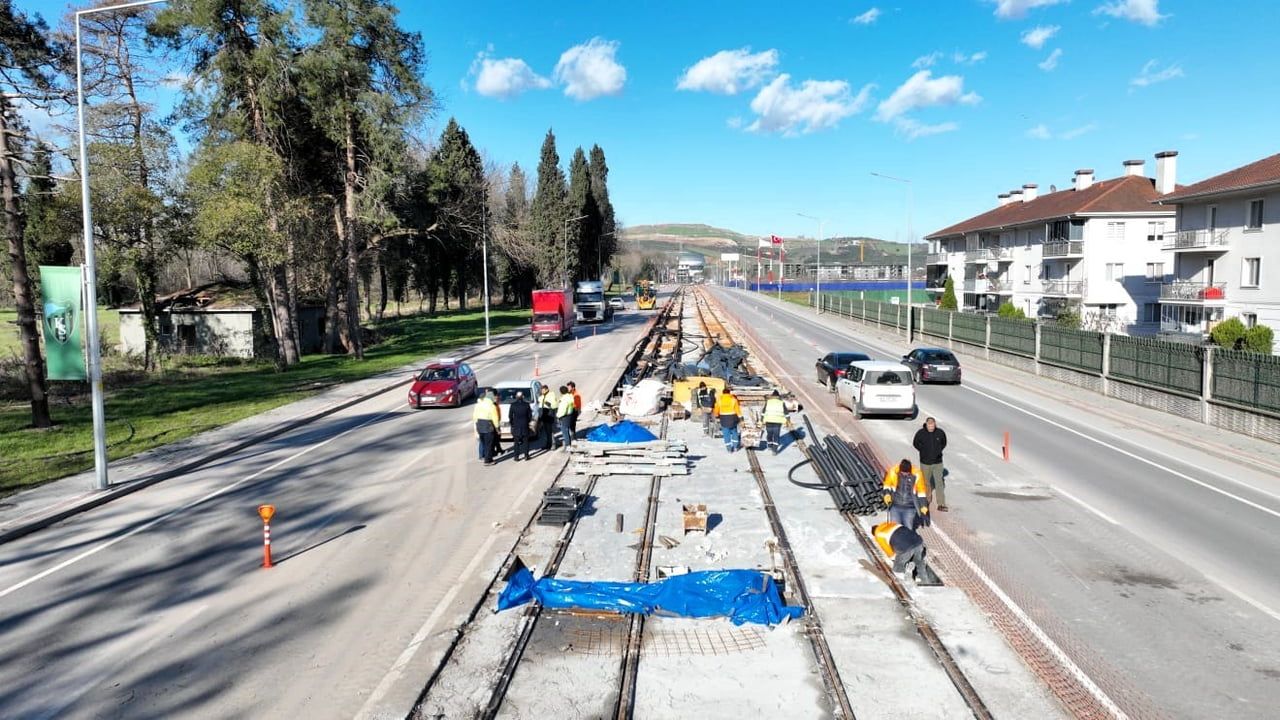 Kartepe'de Tramvay Hattı İçin Ray Döşeme Çalışmaları Başladı