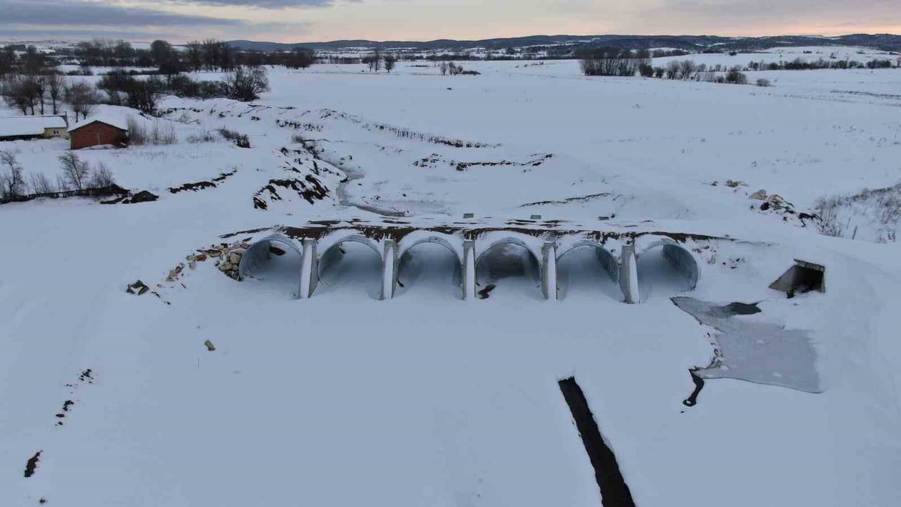 Kastamonu'da Soğuk Hava Etkili: Dereler ve Barajlar Dondu