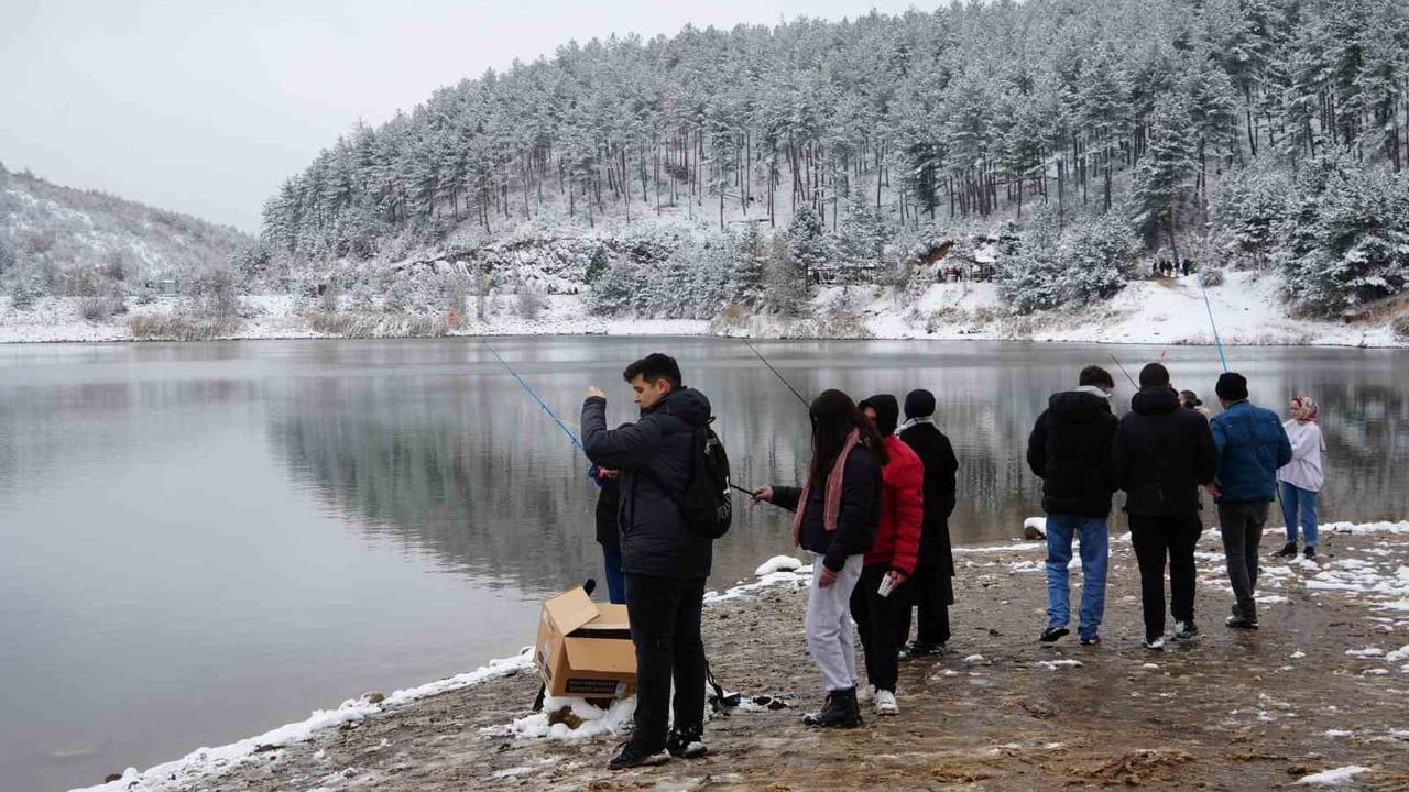 Kastamonu'nun Tuzaklı Göleti Kışın Güzelliklerini Sunuyor