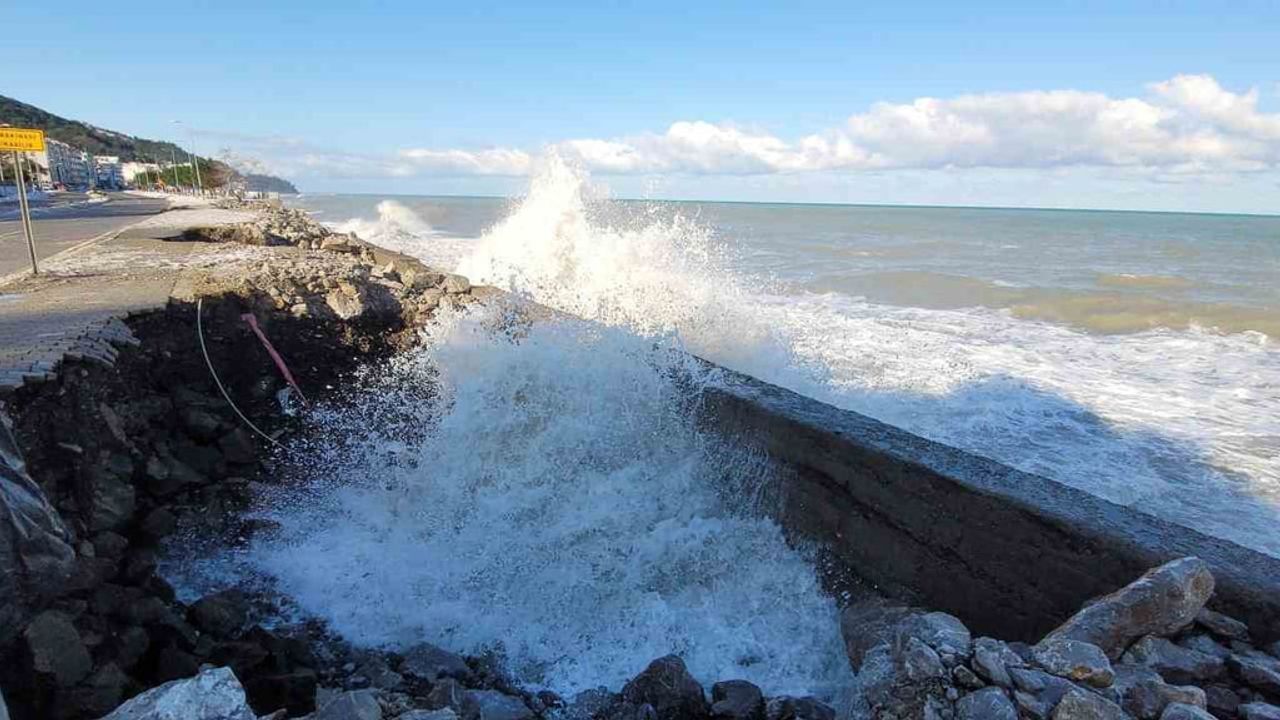 Kastamonu Sahilinde Dev Dalgaların Zararları