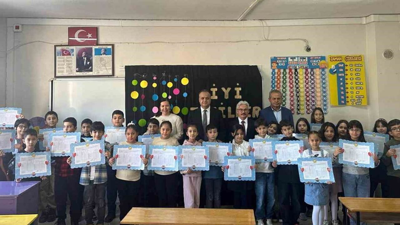 Kaymakam Çelikkol, Öğrencilerin Karne Sevinçlerine Ortak Oldu