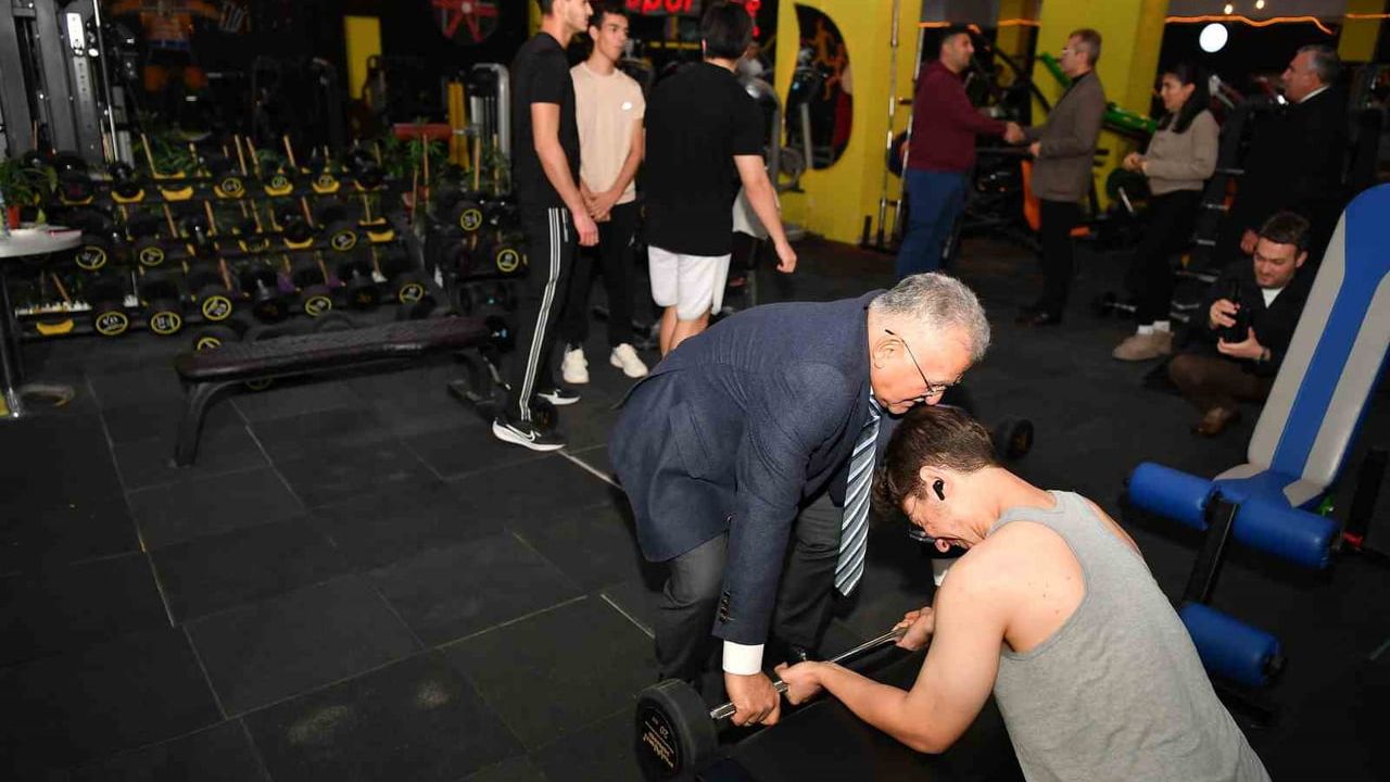 Kayseri Büyükşehir Belediye Başkanı Büyükkılıç, AVM'de Esnaf ve Vatandaşlarla Buluştu