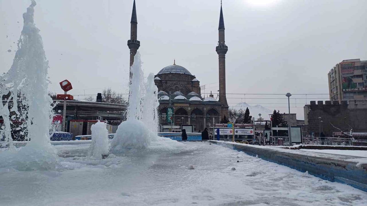 Kayseri Buz Kesti: Hava Sıcaklığı -23 Dereceye Düştü