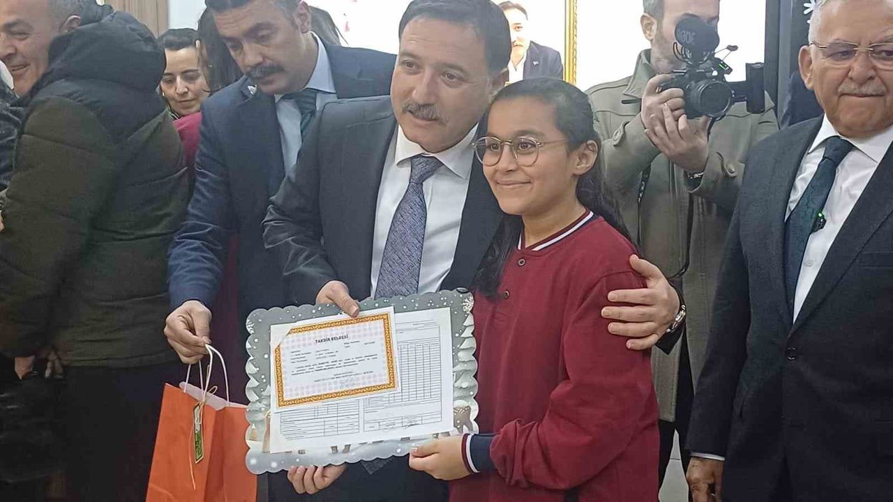 Kayseri'de 322 Bin Öğrenci Karnelerini Aldı