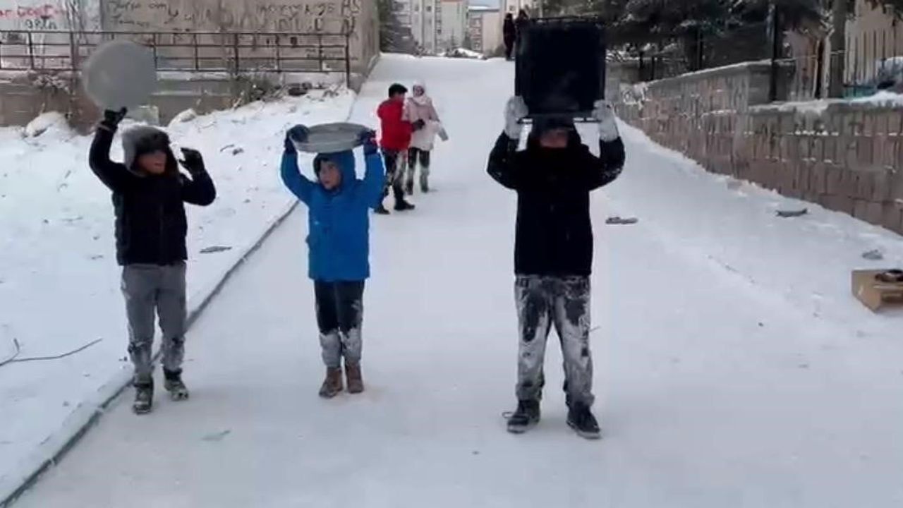 Kayseri'de Çocukların Kış Eğlencesi: Tepsilerle Kayak