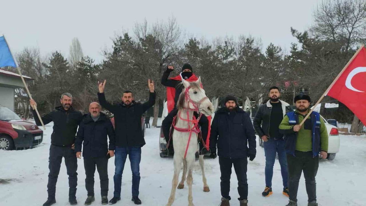 Kayseri'de Esnaf At Üstünde Türk Bayrağı ile Tur Attı