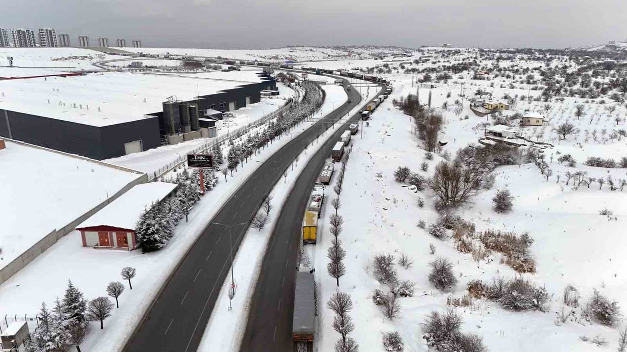 Kayseri'de Kar Yağışı Tır Trafiğini Etkiledi