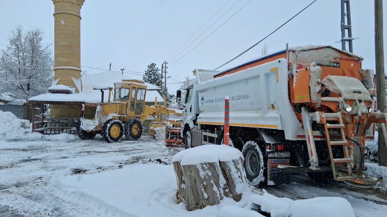 Kayseri'de Karla Mücadele: 72 Mahalle Yolu Ulaşıma Açıldı
