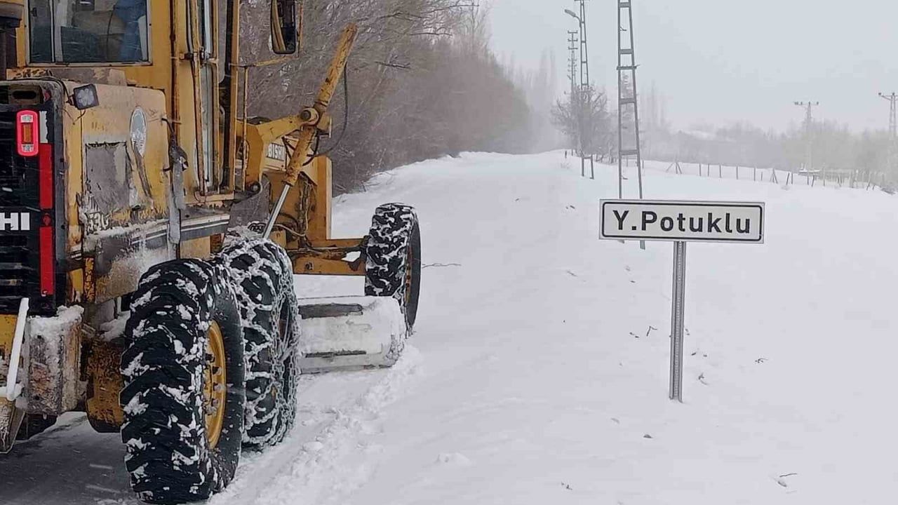 Kayseri'de Kırsal Yolların Açılması İçin Yoğun Çalışmalar Sürüyor