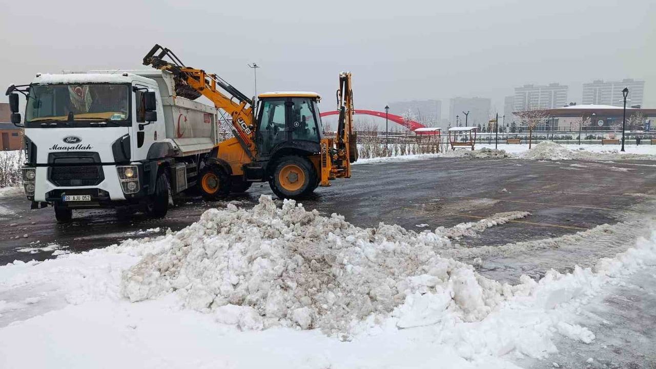 Kayseri'de Kış Koşullarında Ulaşım Yeniden Sağlandı