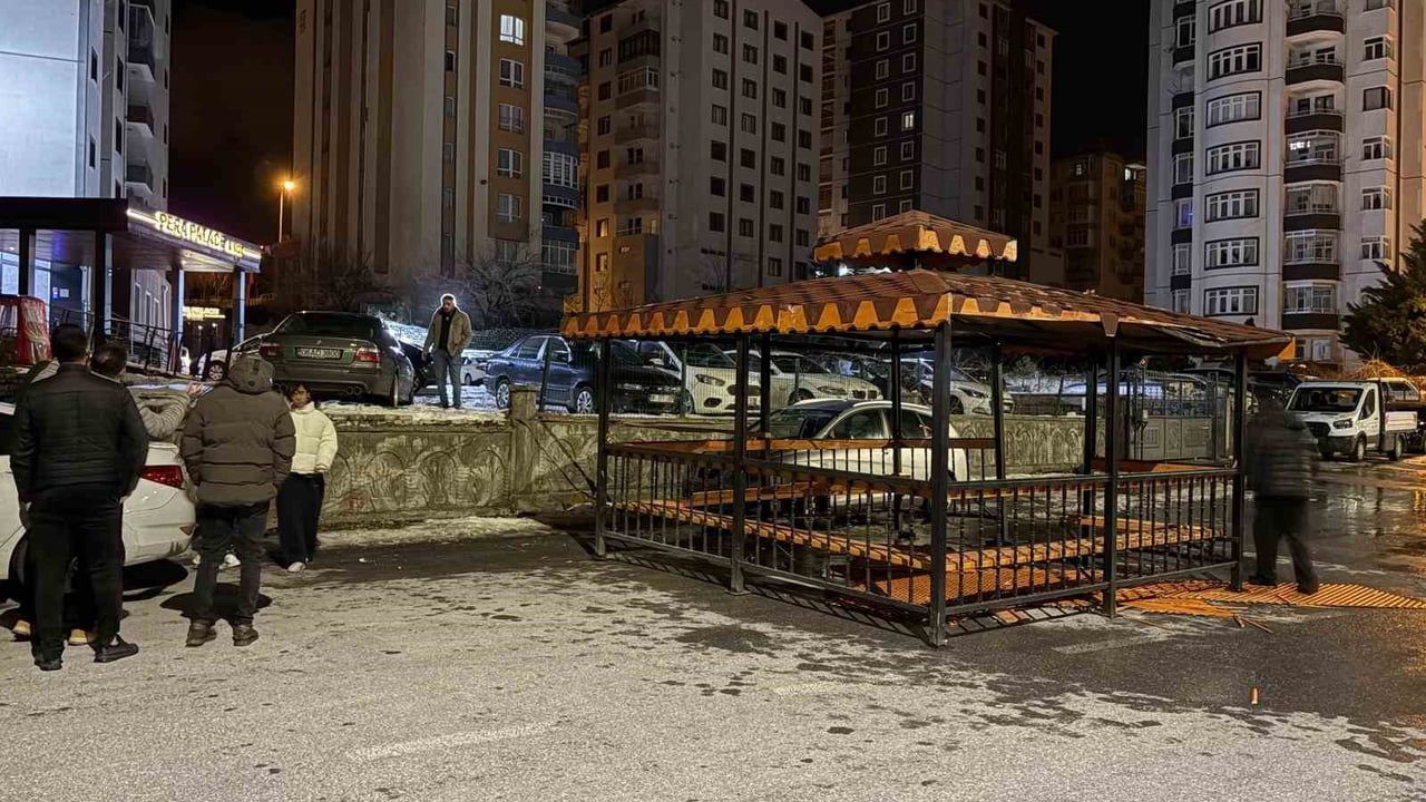 Kayseri'de Şiddetli Rüzgar Kamelyayı Yerinden Sökerek Yola Attı