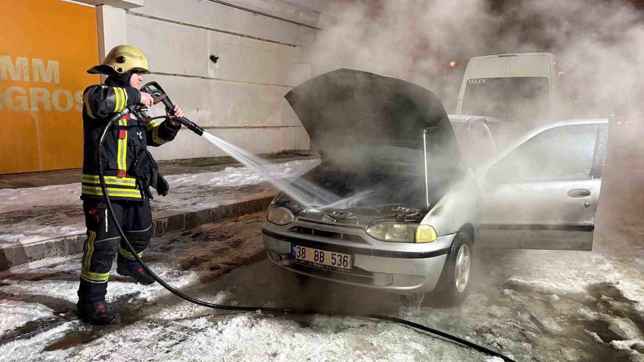 Kayseri'de Tamirden Çıkan Otomobil Alev Aldı