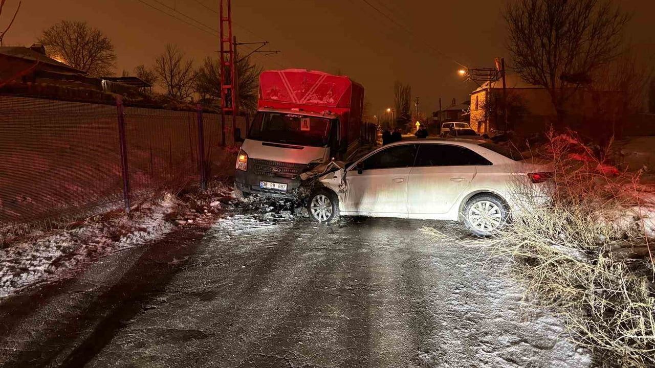 Kayseri'de Trafik Kazası: 3 Yaralı