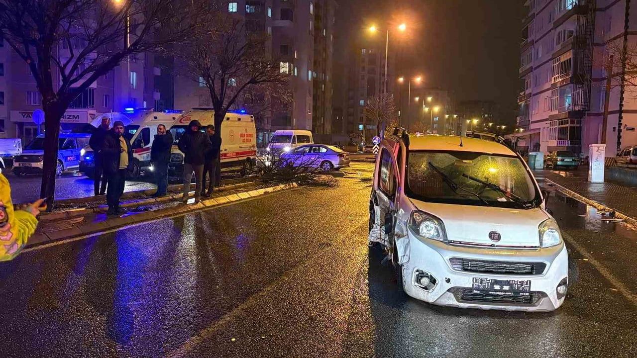Kayseri'de Trafik Kazası: Otomobil Ağacı İkiye Böldü, 4 Yaralı