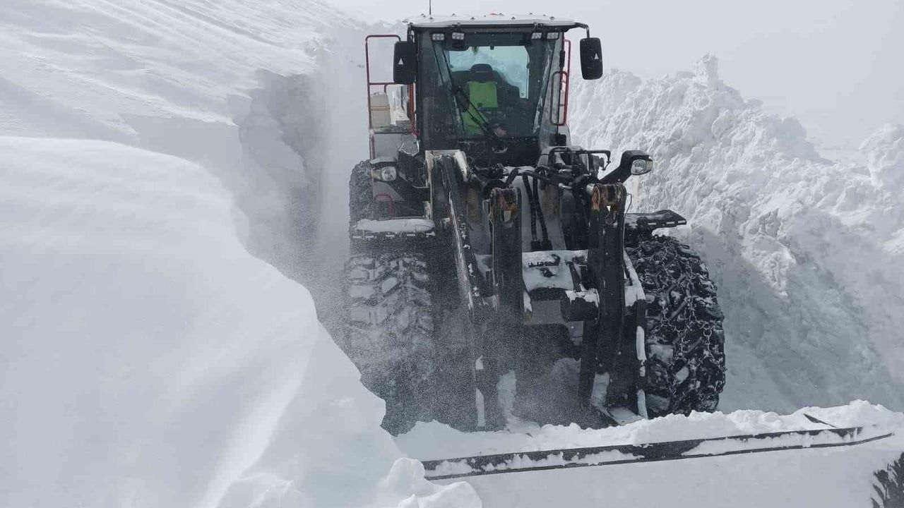 Kayseri'de Yoğun Karla Mücadele Devam Ediyor