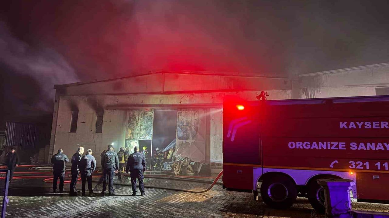 Kayseri'deki Mobilya Fabrikasında Yangın