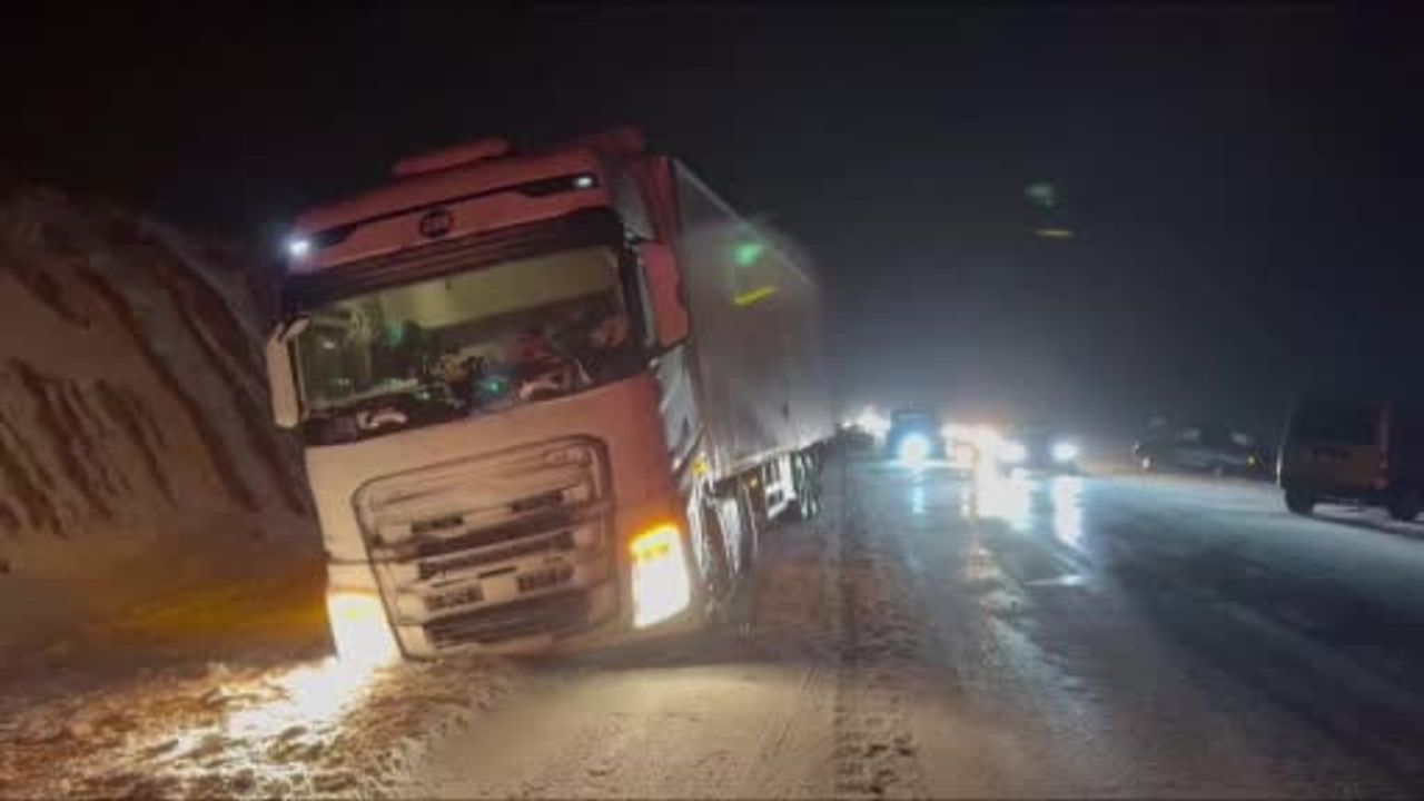 Kayseri-Malatya Karayolu'nda Buzlanma Kazalara Neden Oldu