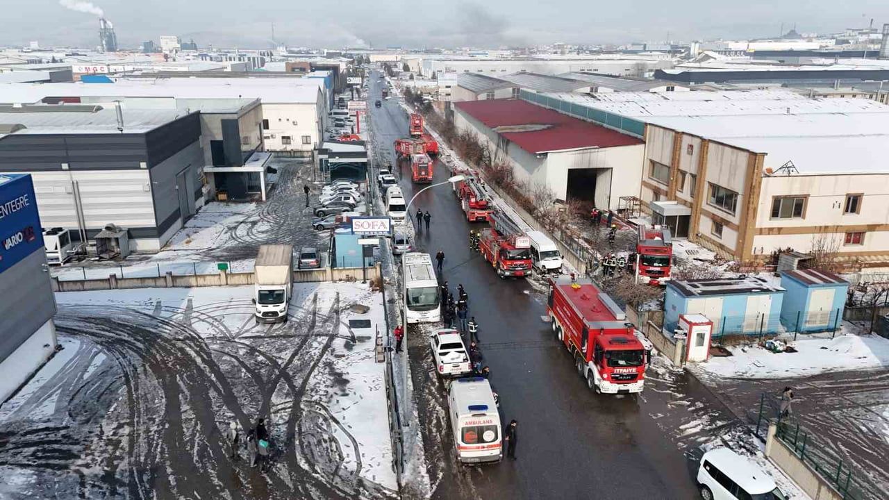 Kayseri Organize Sanayi'nde Mobilya Fabrikasında Yangın