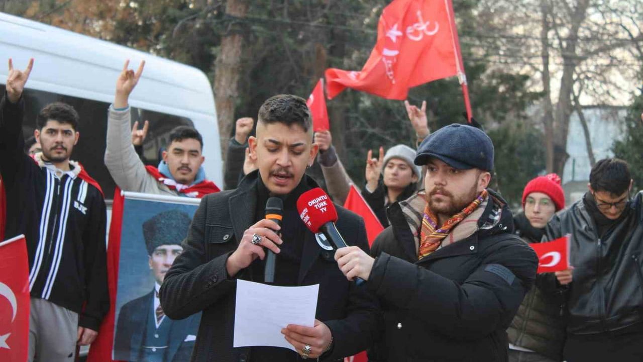 Kayserililerden Türk Bayrağı'na Destek Gösterisi