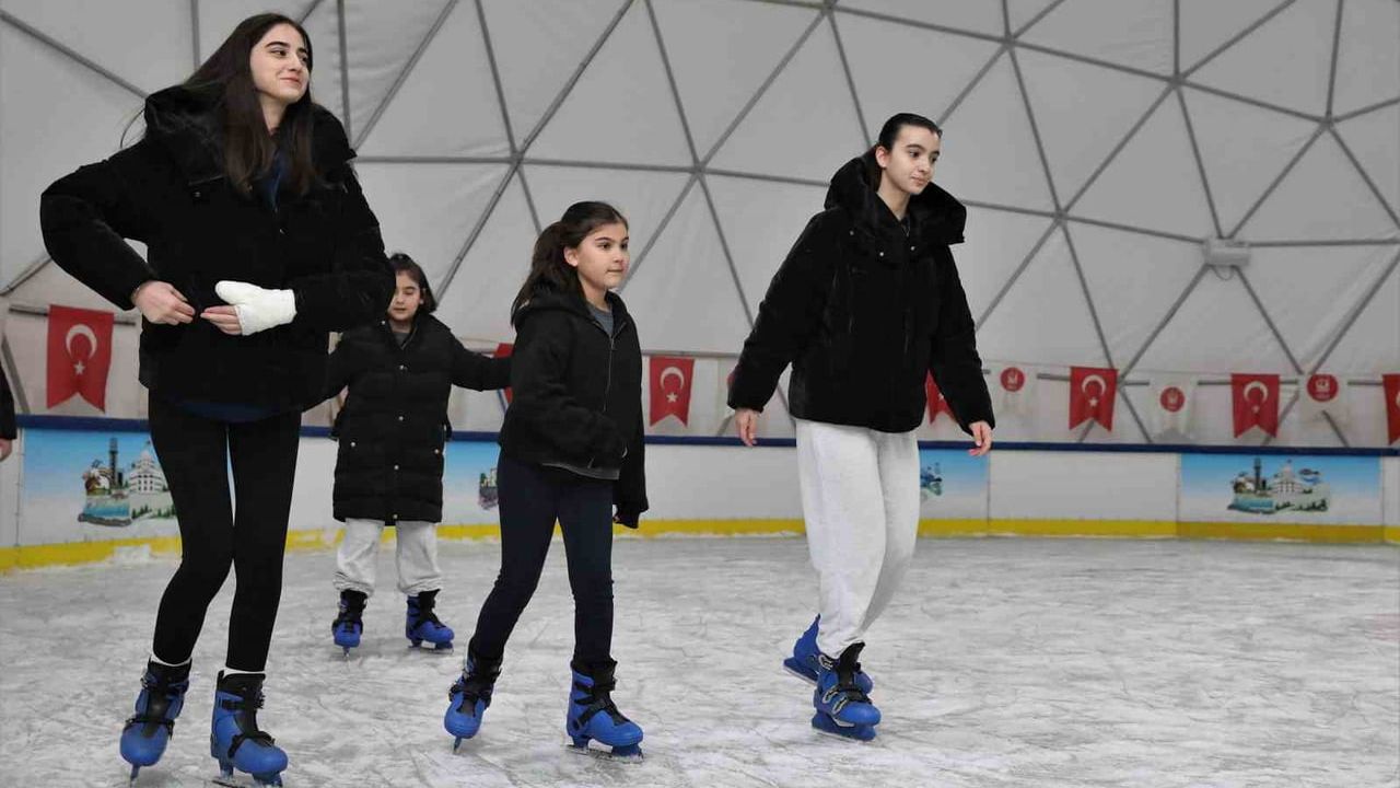 Keçiören Belediyesi'nden Ücretsiz Buz Pateni Hizmeti