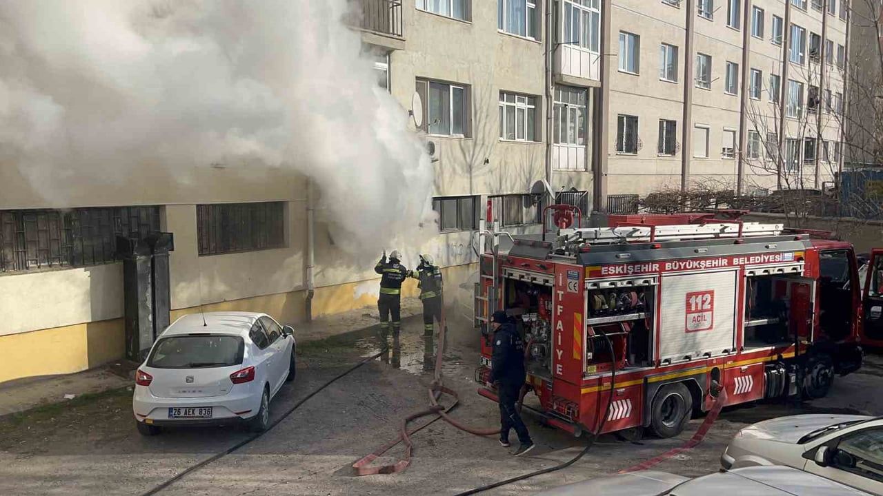 Kedilerin Isınması İçin Açık Bırakılan Isıtıcı Yangın Çıkardı